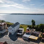 Апартаменты Solek, Hotelowe I Goscinne Ze Sniadaniem, Przyjazne Zwierzetom, Wyjatkowe, Z Widokiem Na Jezioro Jamno I W Bardzo Bliskiej Odleglosci Od Morza Мельно