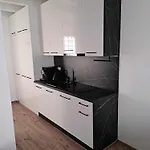 Апартаменты Solek, Hotelowe I Goscinne Ze Sniadaniem, Przyjazne Zwierzetom, Wyjatkowe, Z Widokiem Na Jezioro Jamno I W Bardzo Bliskiej Odleglosci Od Morza Мельно